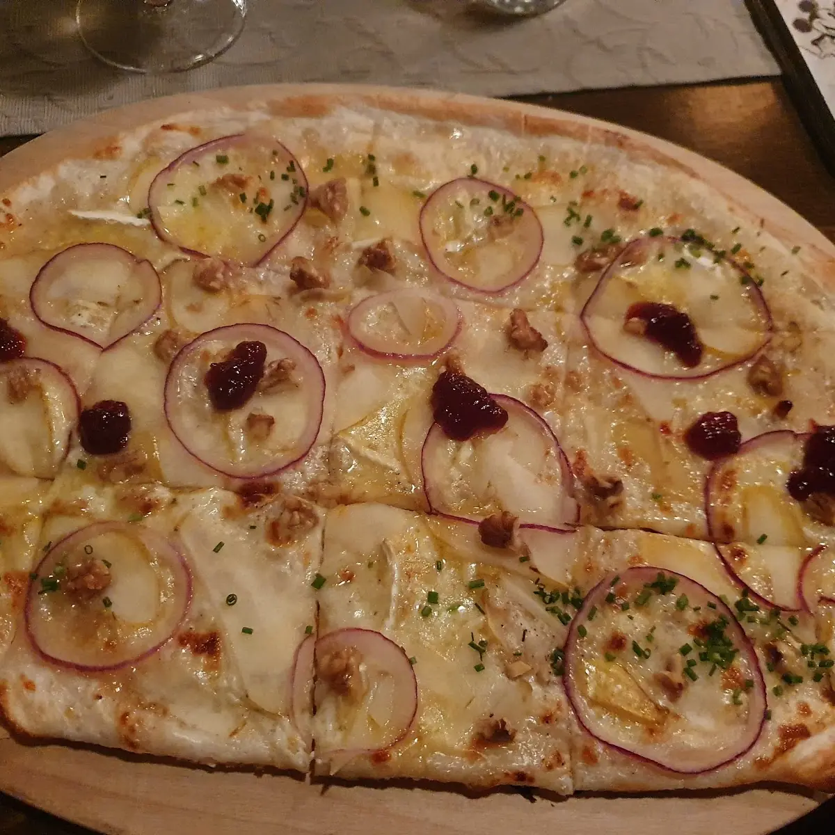 Flammkuchen Mit Ziegenkäse Birnen Zwiebeln Und Preiselbeeren