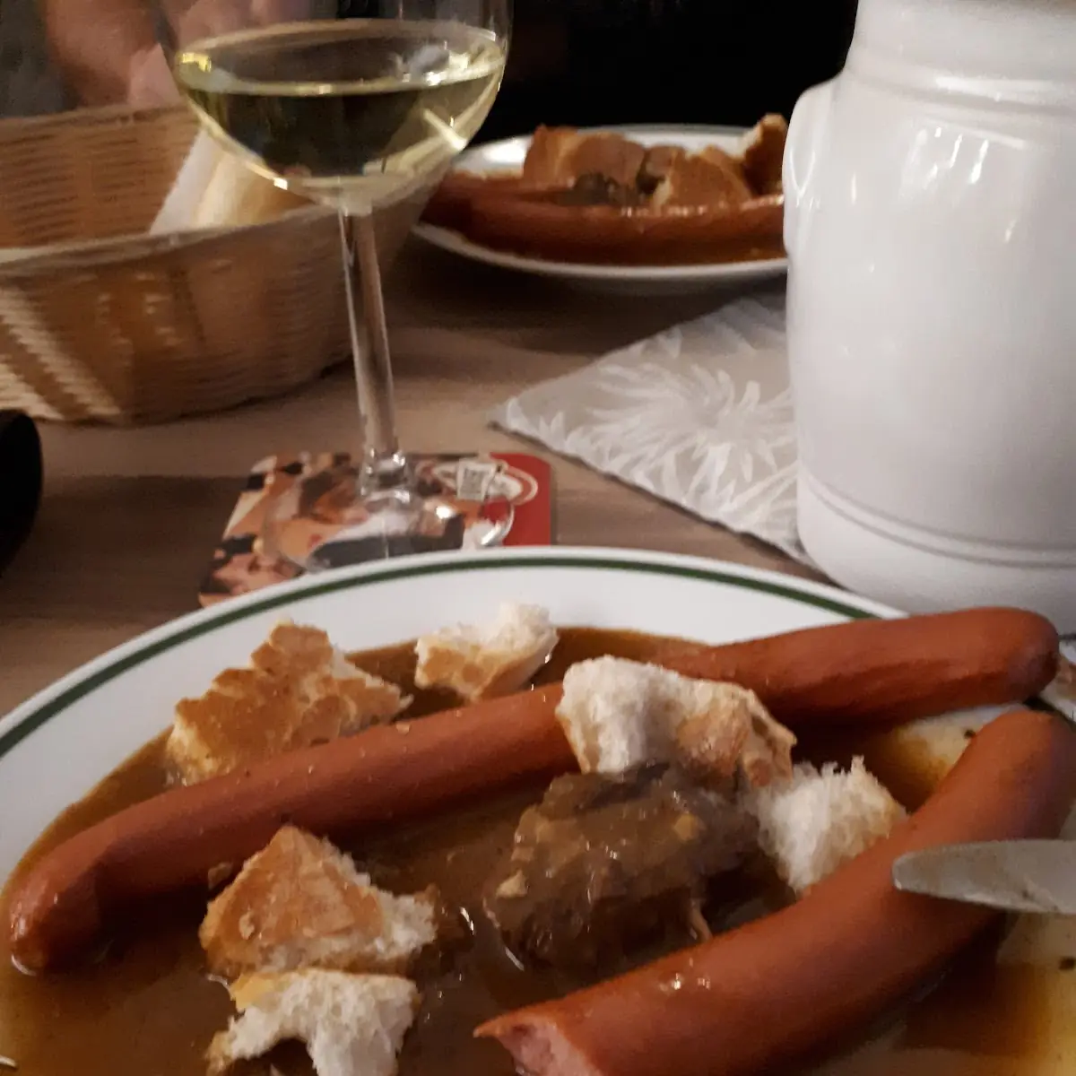 Würstchen Mit Saft Und Semmel