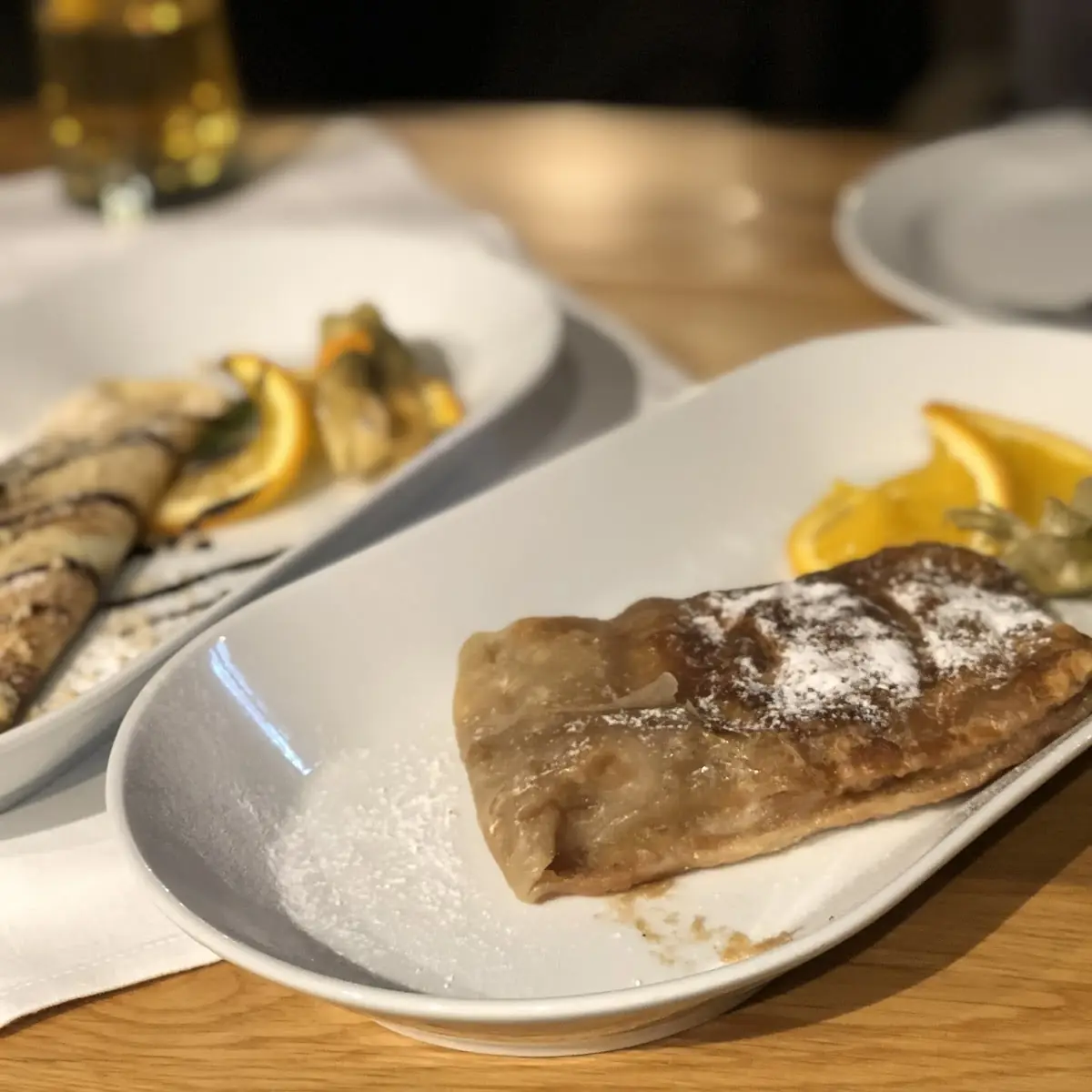 Palatschinke Mit Schokolade Und Palatschinke Mit Marillenmarmelade