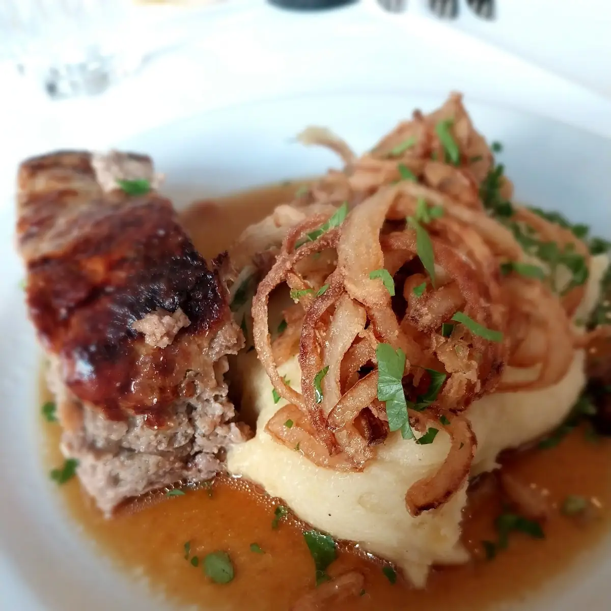 Faschierter Braten Vom Bio Rind & Schwein Mit Erdäpfelpüree & Röstzwiebel