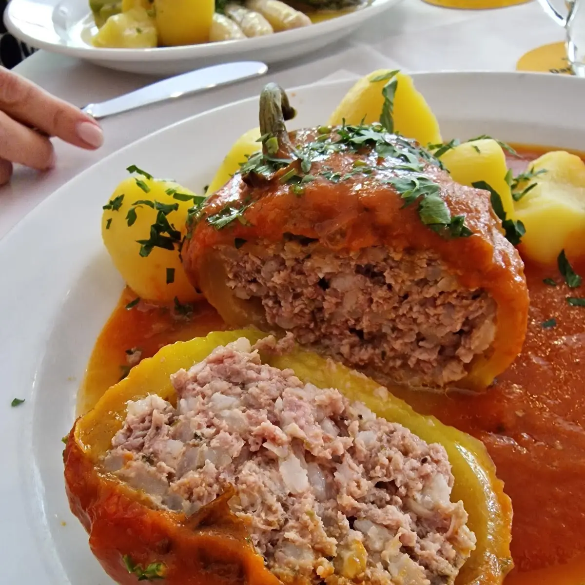 Gefüllte Paprika Bio Rind & Bio Schwein Mit Petersilerdäpfel
