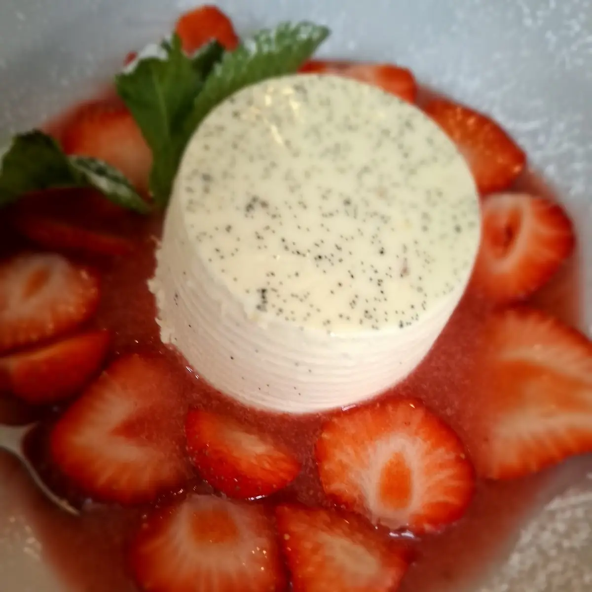 Weißes Schokoladenmousse Mit Marchfelder Erdbeeren