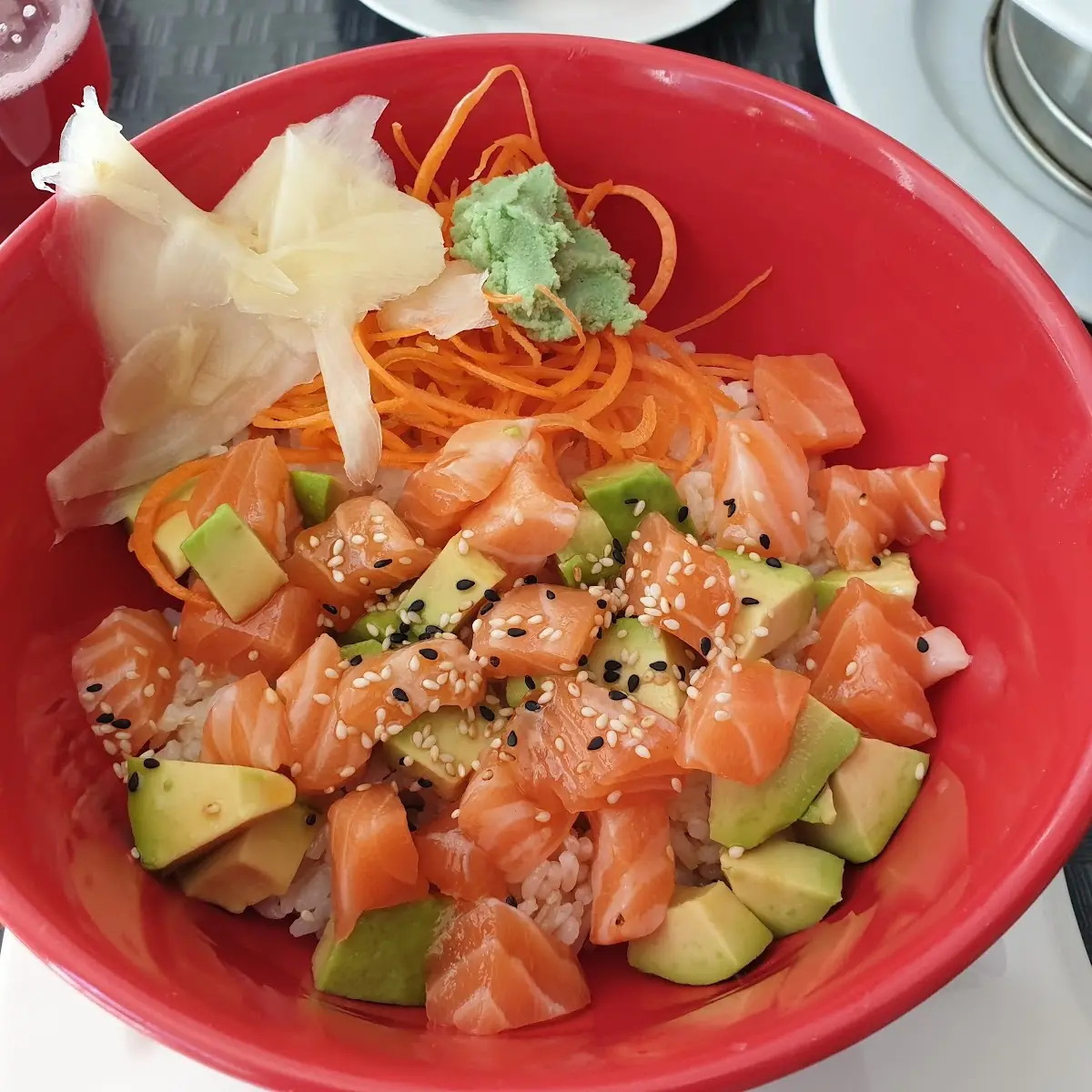 Lachs Avocado Bowl