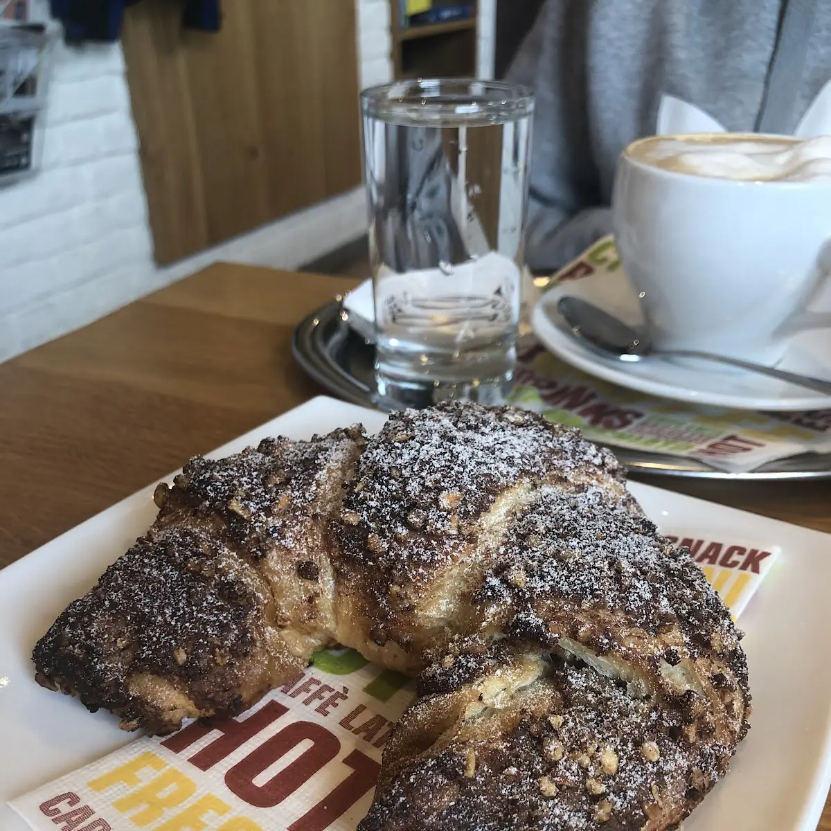 Briochekipferl Und Heiße Schokolade