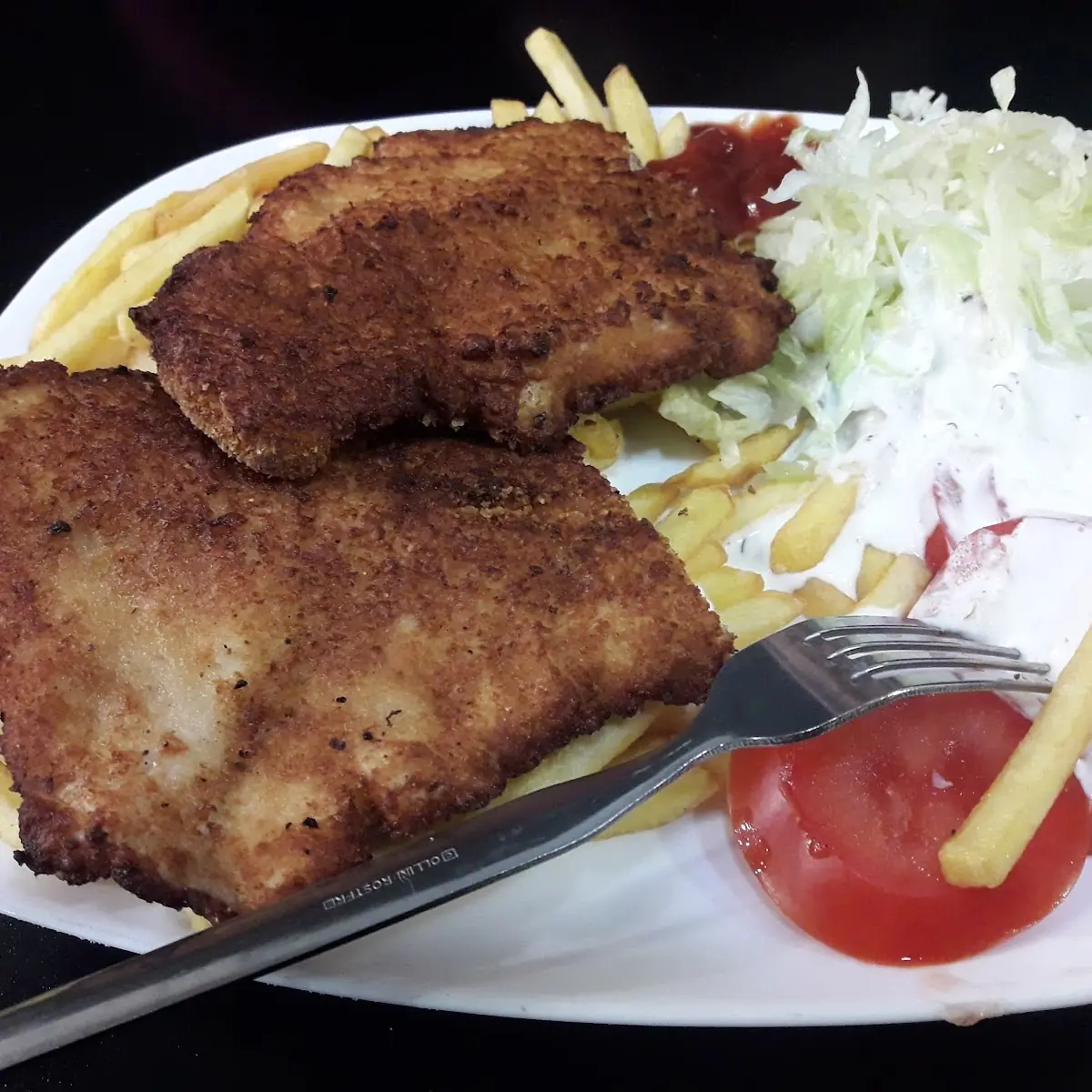 Schnitzel Und Pommes Und Salat
