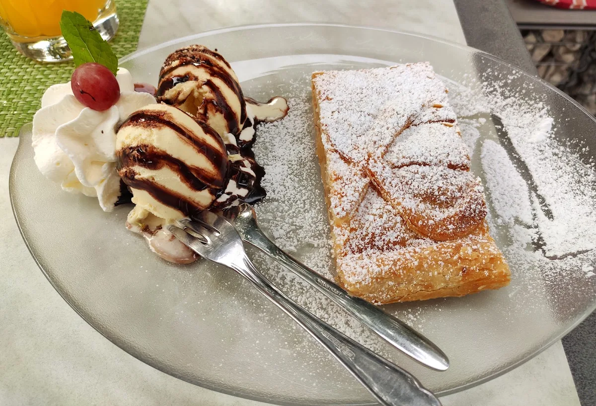 Apfelstrudel Mit Vanilleeis