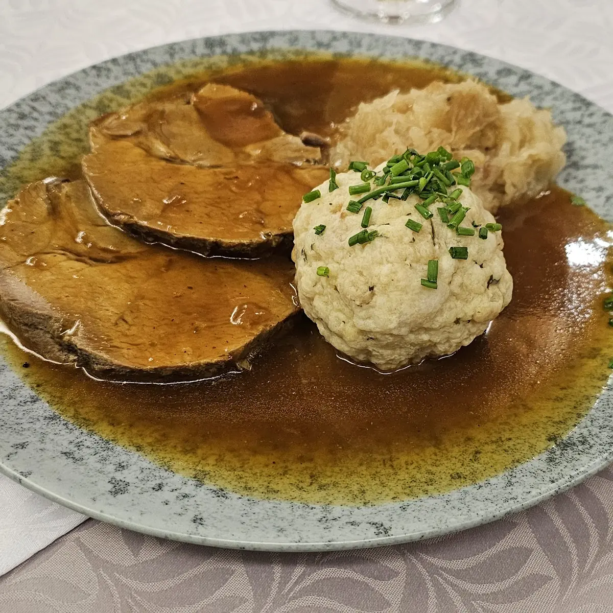Sauerbraten Mit Knödel Und Sauerkraut