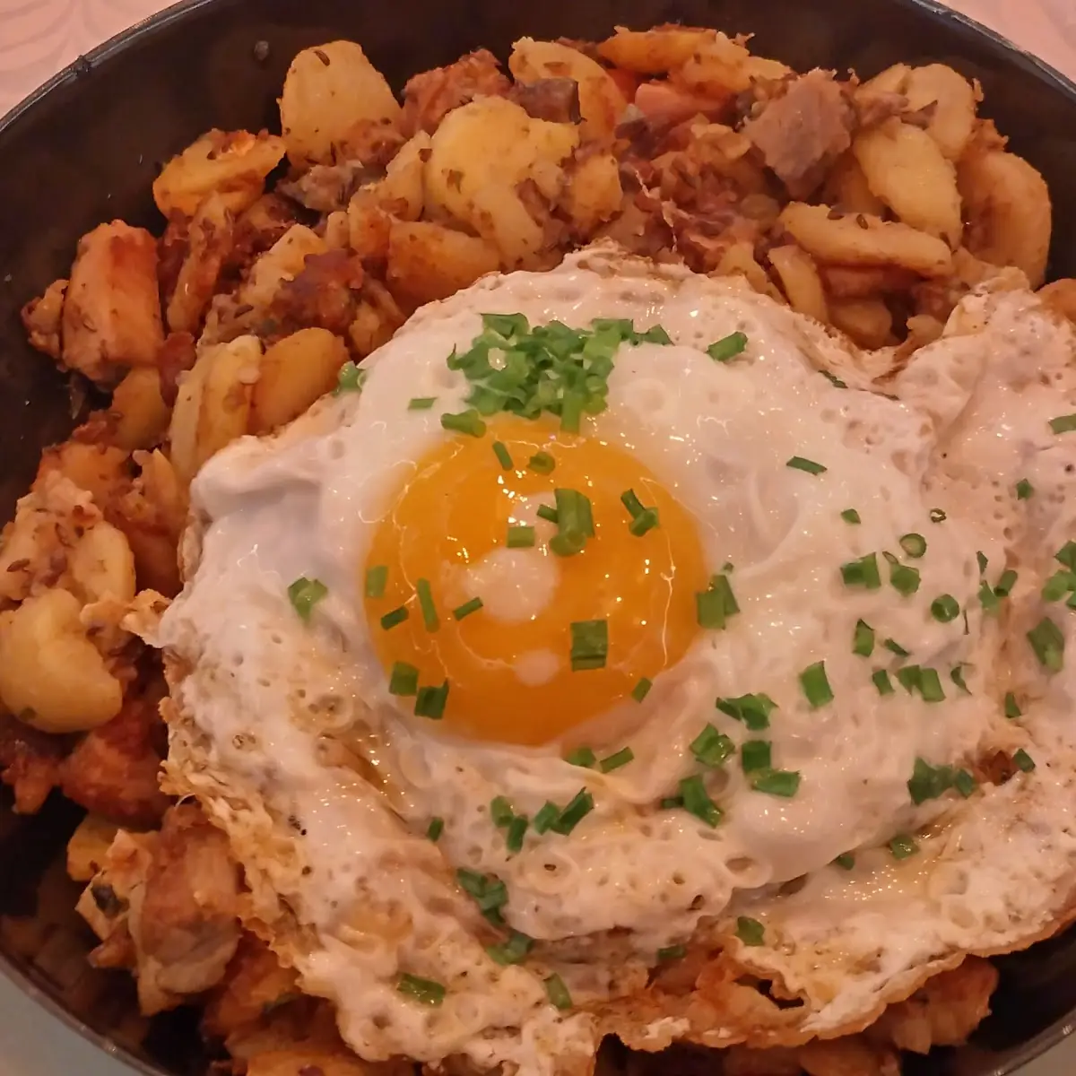 Tiroler Gröstl Mit Spiegelei Und Gemischten Salat