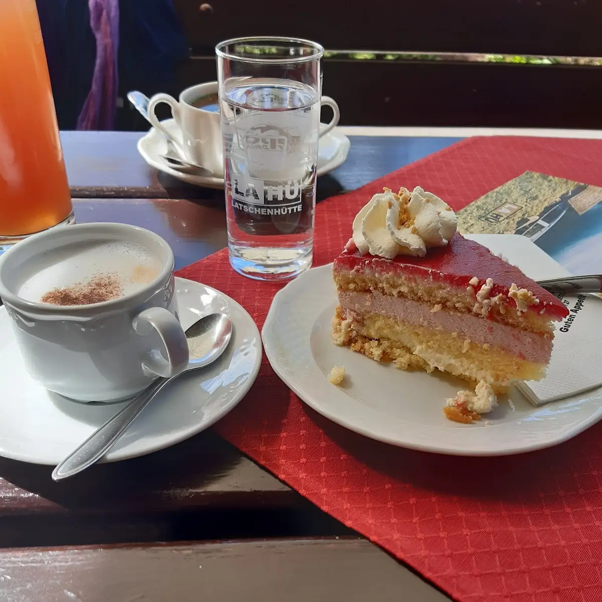 Melange Mit Erdbeertorte