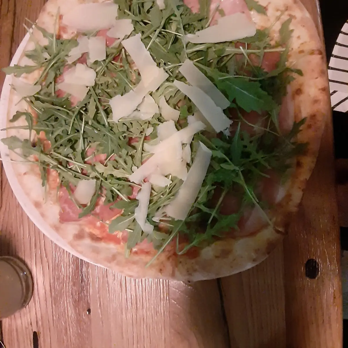 Pizza Mit Ruccola Und Prosciutto