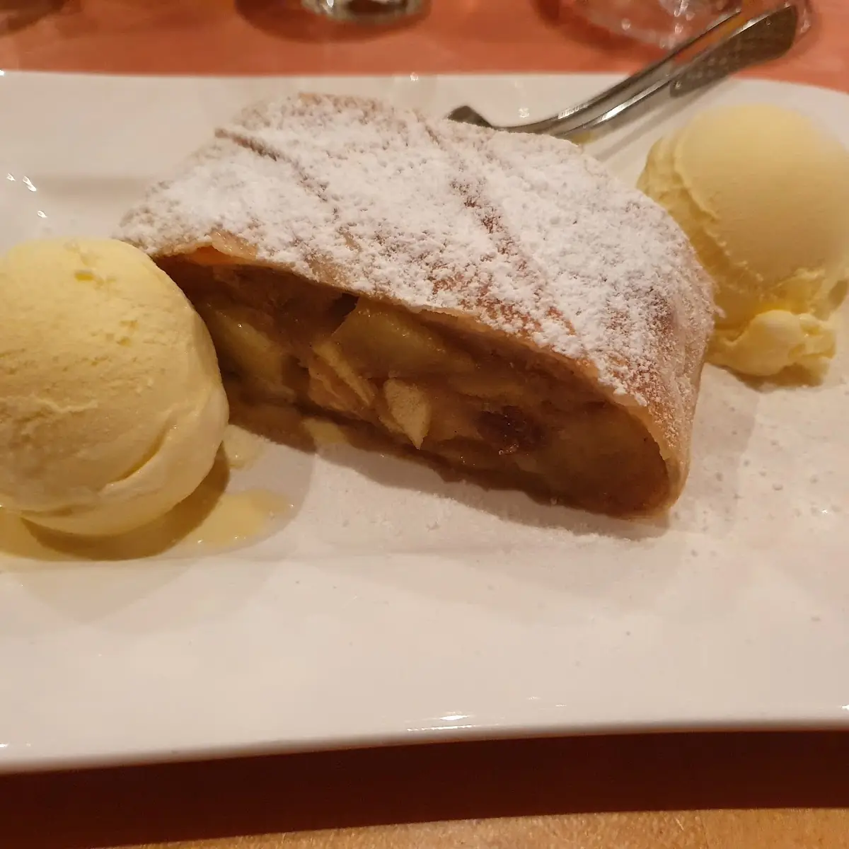 Apfelstrudel Mit Vanilleeis