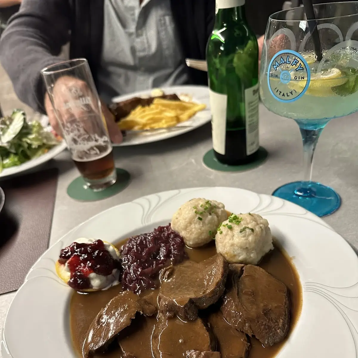 Hirschbraten Mit Semmelknödel Und Rotkraut