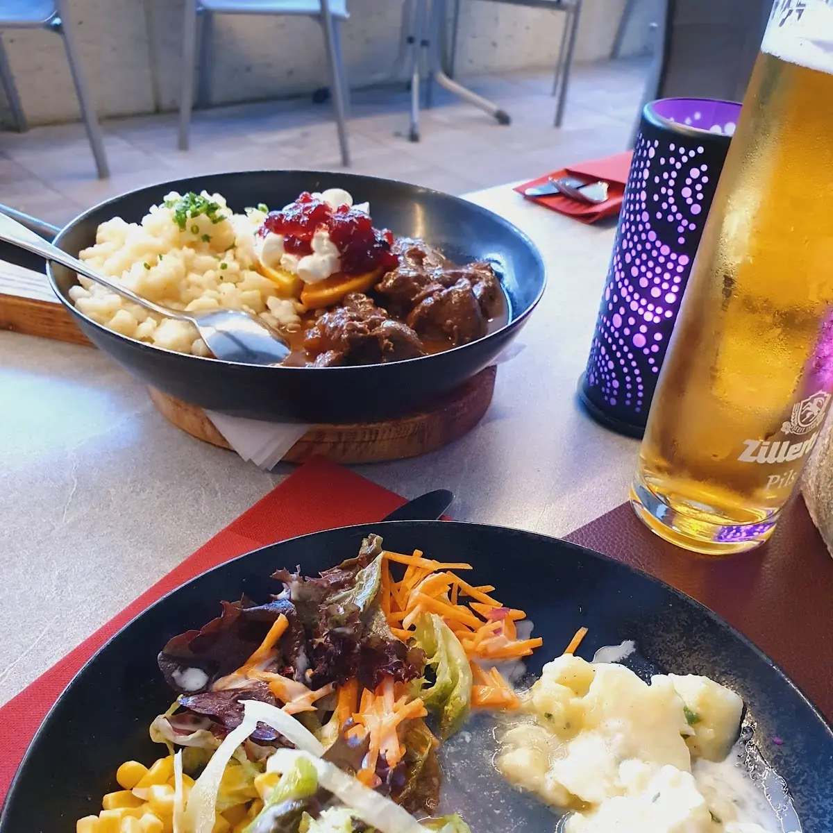 Hirschgulasch Mit Spätzle Und Preiselbeeren