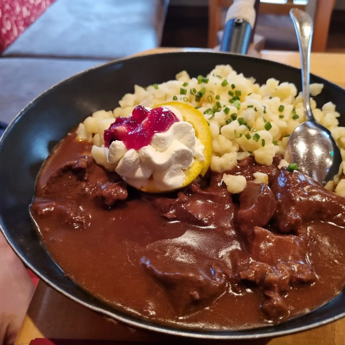 Kräuterpfanne Geschnetzeltes Mit Würziger Pilzsauce Und Spätzle