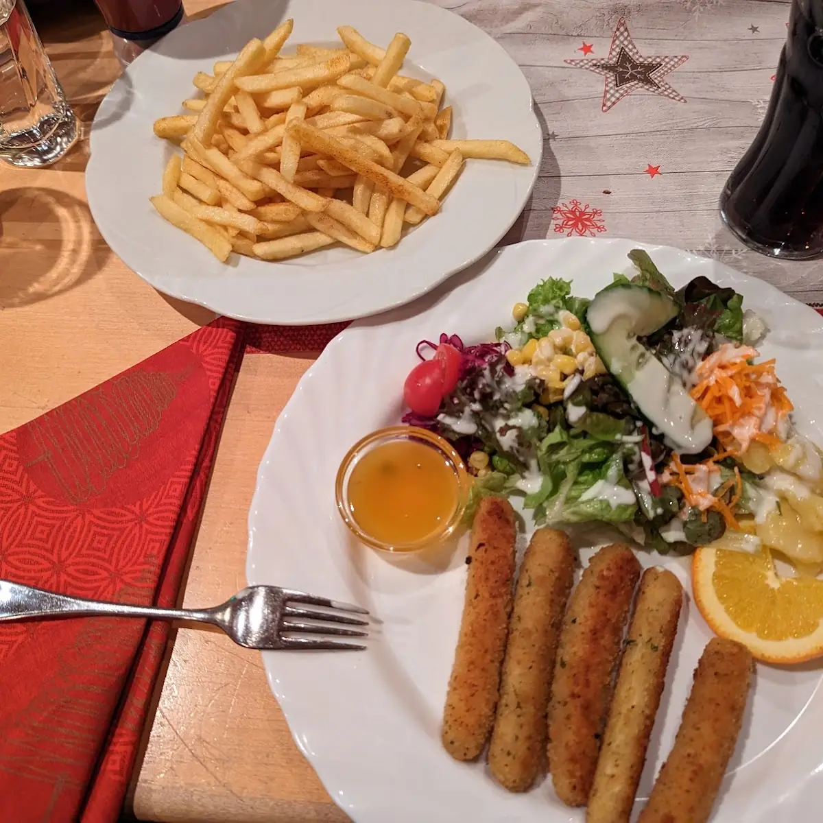 Mischter Salatteller Mit Mozzarella Sticks Pommes Beilage