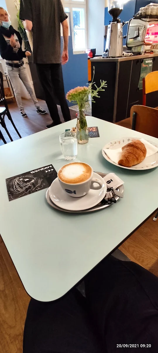 Capuchino Y Croissant Con