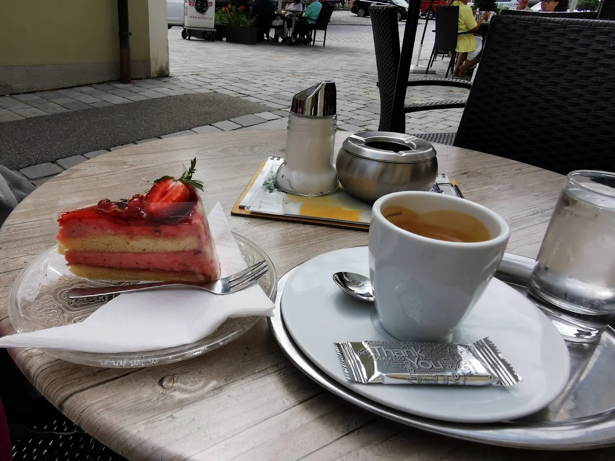 Erdbeertorte Und Verlängerter Espresso