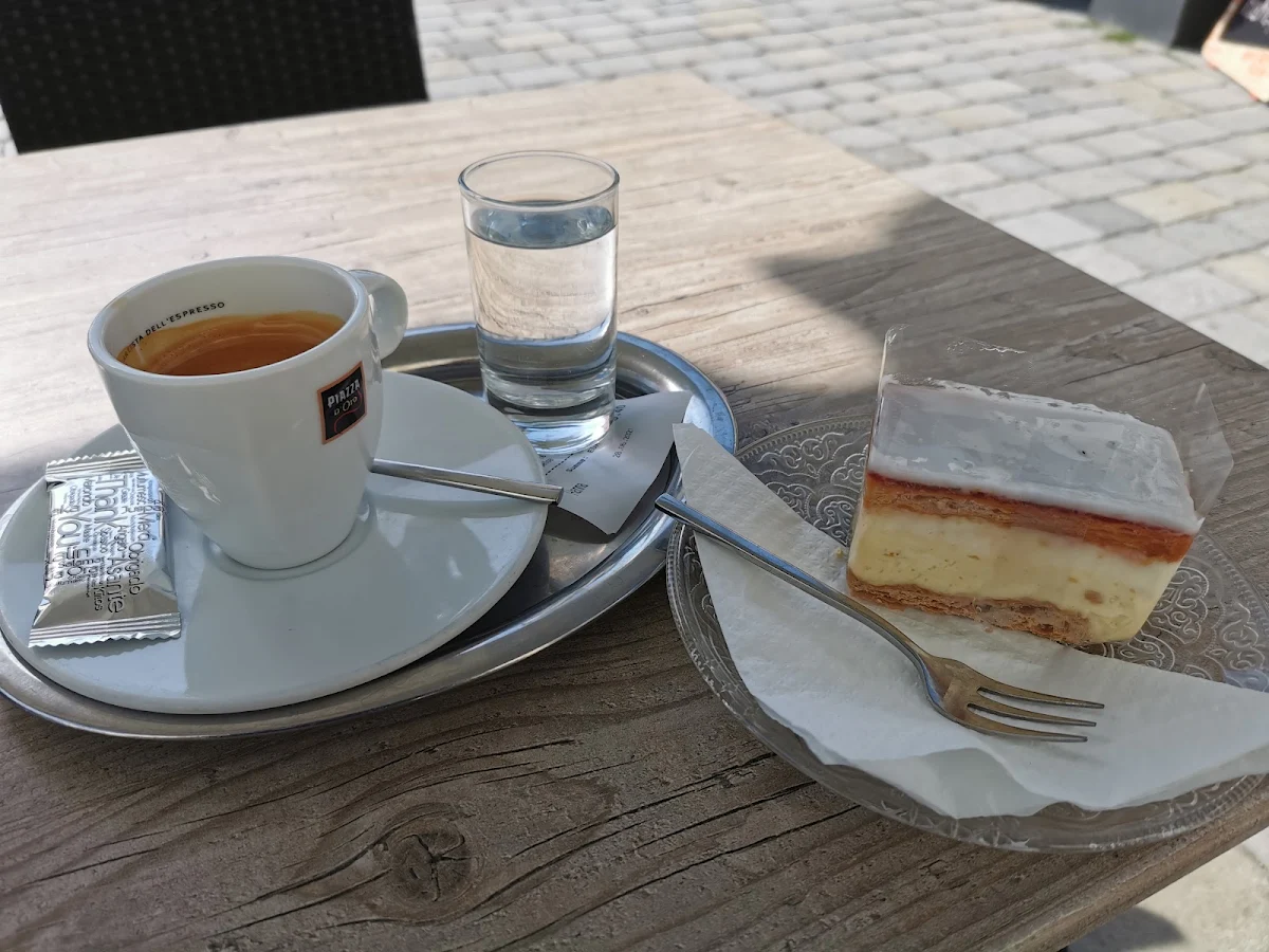 Verlängerter Und Cremeschnitte