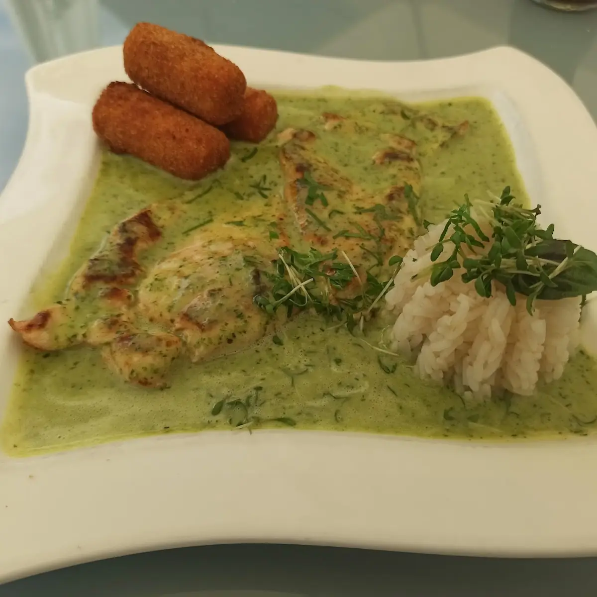 Hühnerbrust In Kräuterraumsauce Mit Reis Und Kroketten