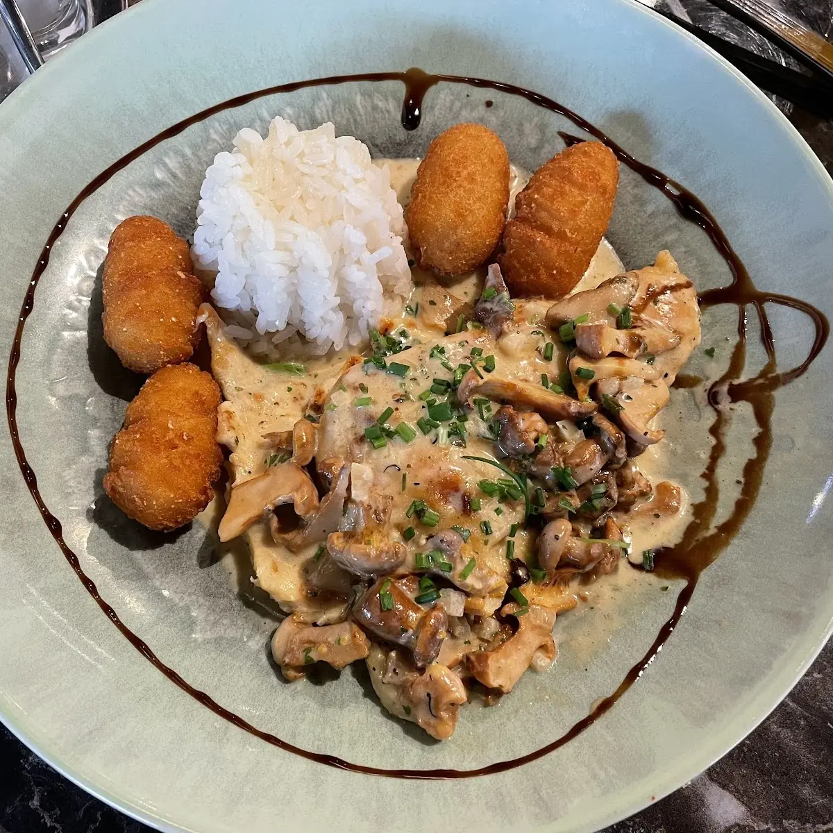 Hühnerfilet Mit Champignonsauce Kroketten Und Reis
