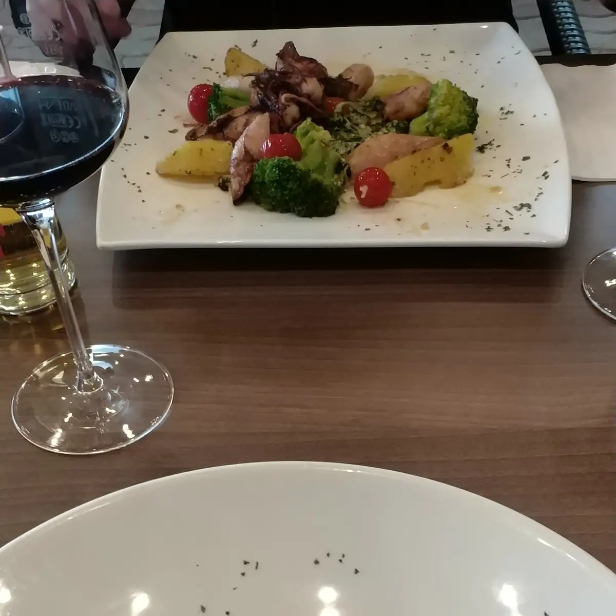 Risotto Rosso Mit Rinderfiletspitzen Und Steinpilzen Dazu Rucola Und Grana