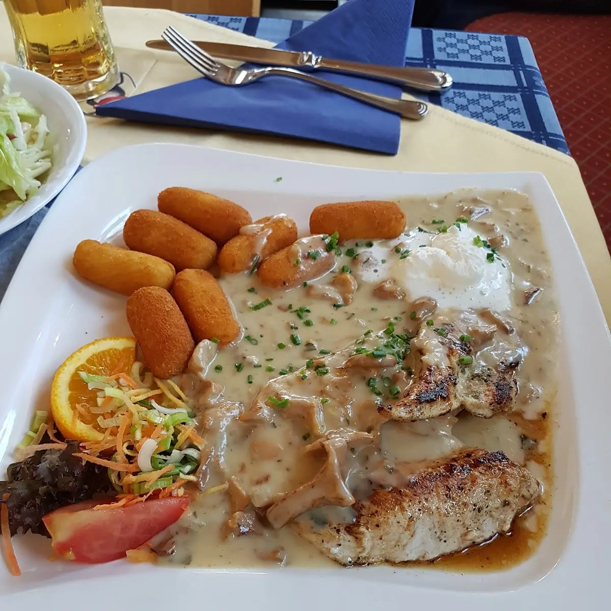 Hühnerschnitzel Mit Eierschwammerlsauce Und Kroketten