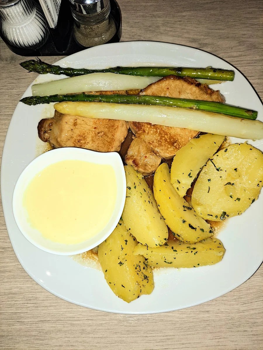 Kotelett Erdäpfel Und Spargel