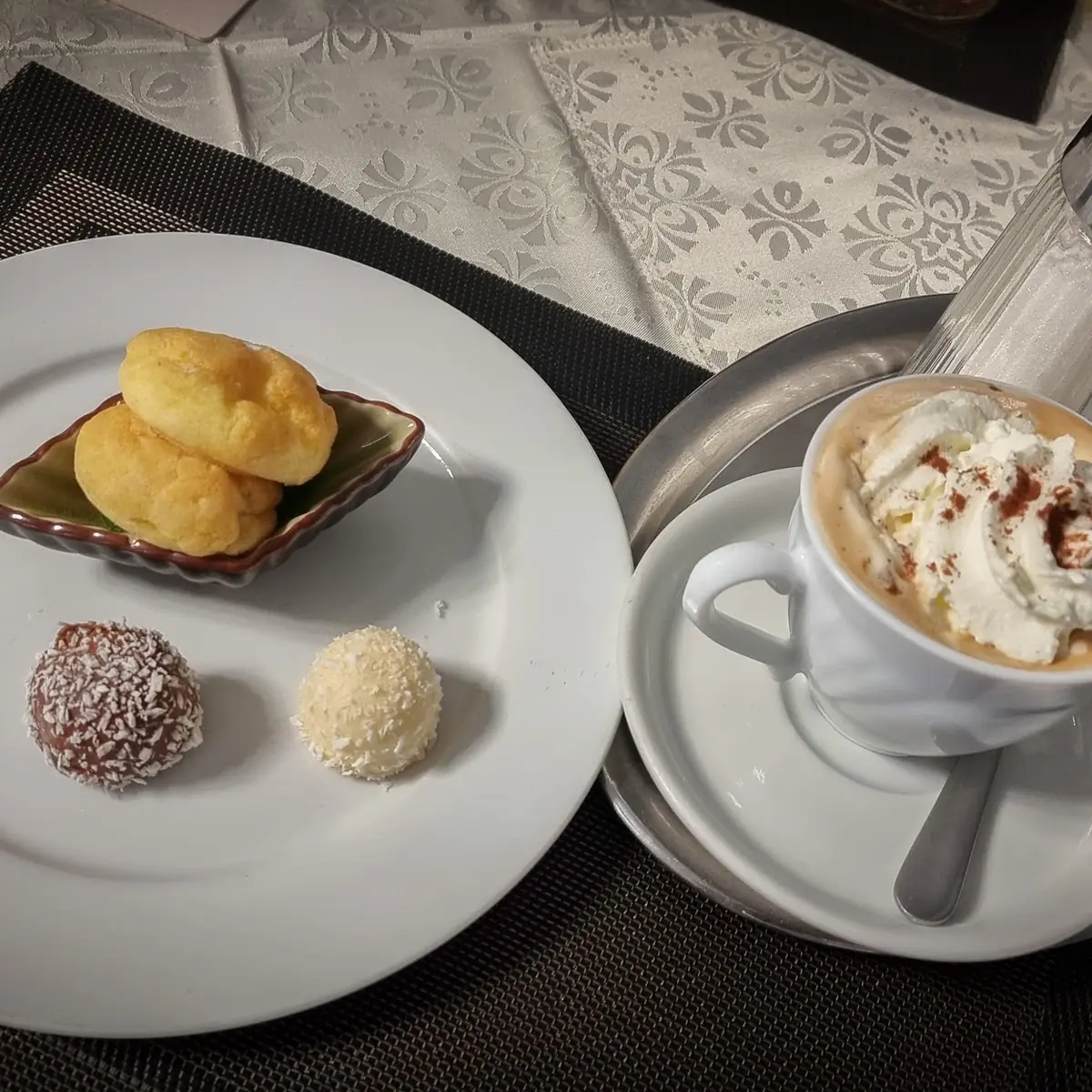 Gebackene Bananen Und Süßes