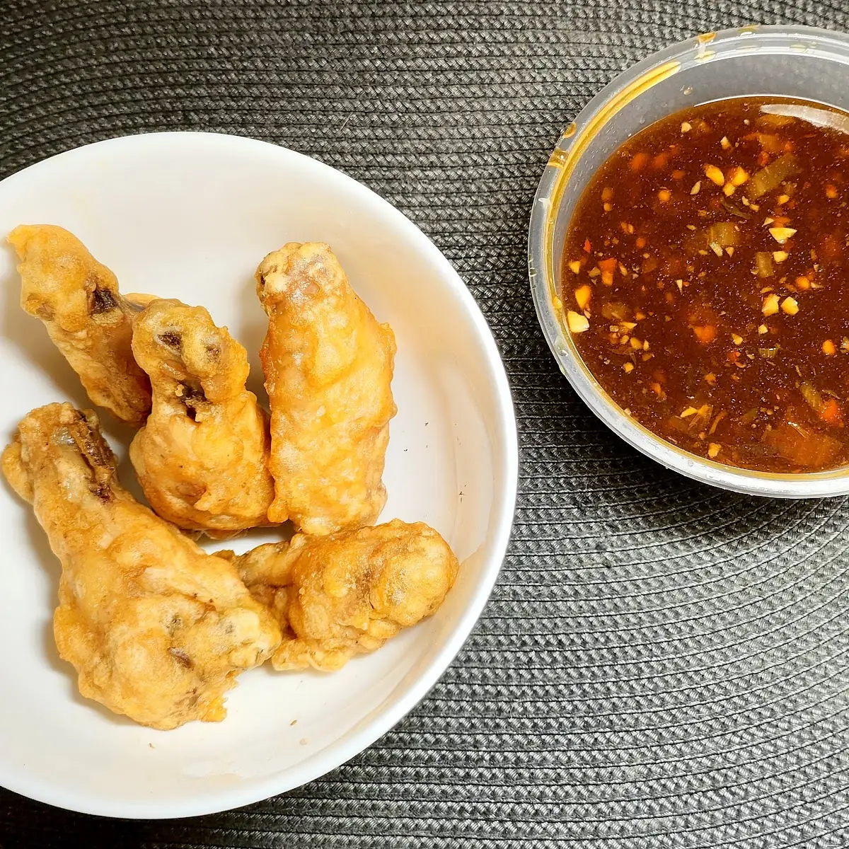Gebratene Hühnerflügel Mit Knoblauchsauce