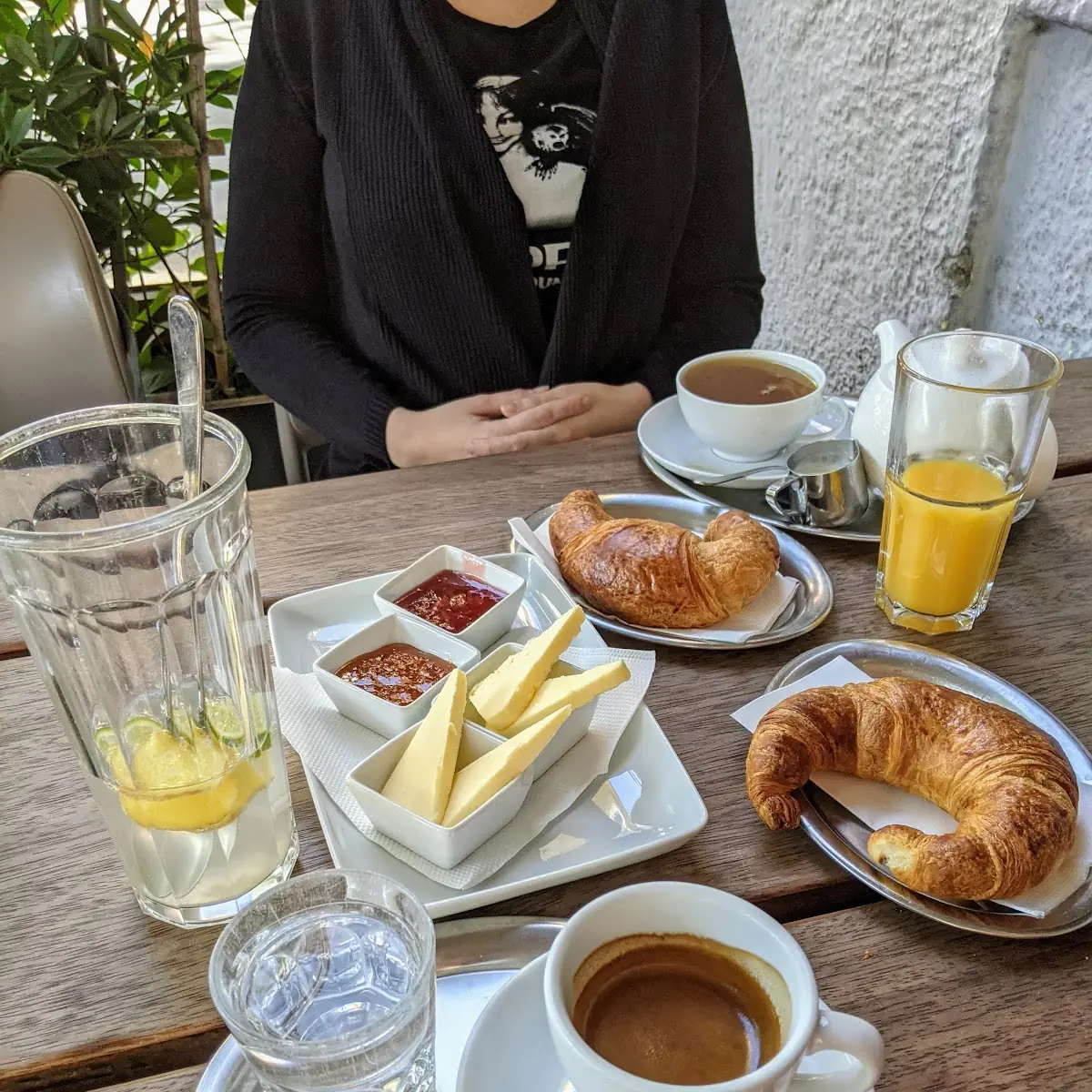 Kipferl Mit Butter Und Marillenmarmelade