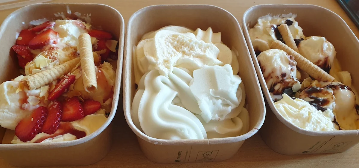 Erdbeerbecher Familieneisbox Mit Softeis Bananen-eierlikörbecher