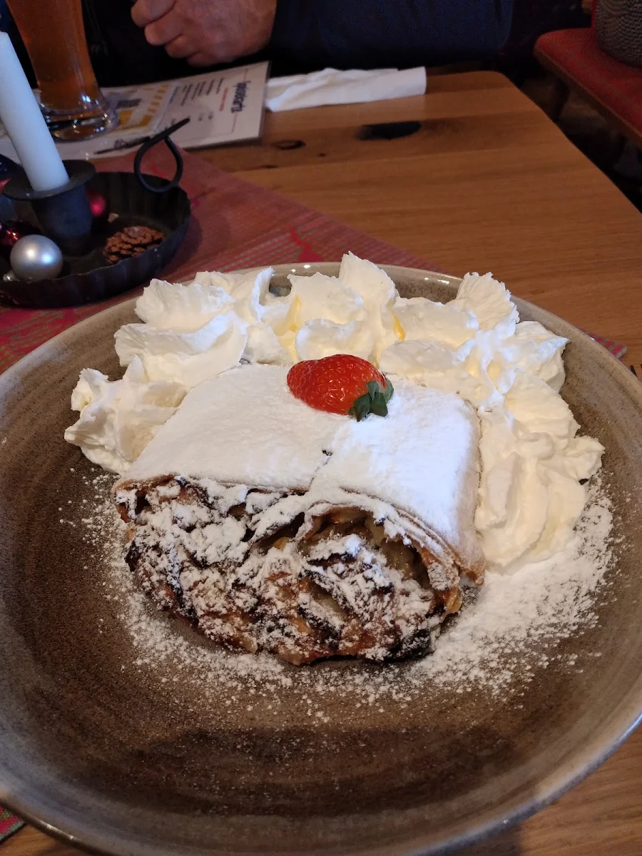 Apfelstrudel Mit Sahne
