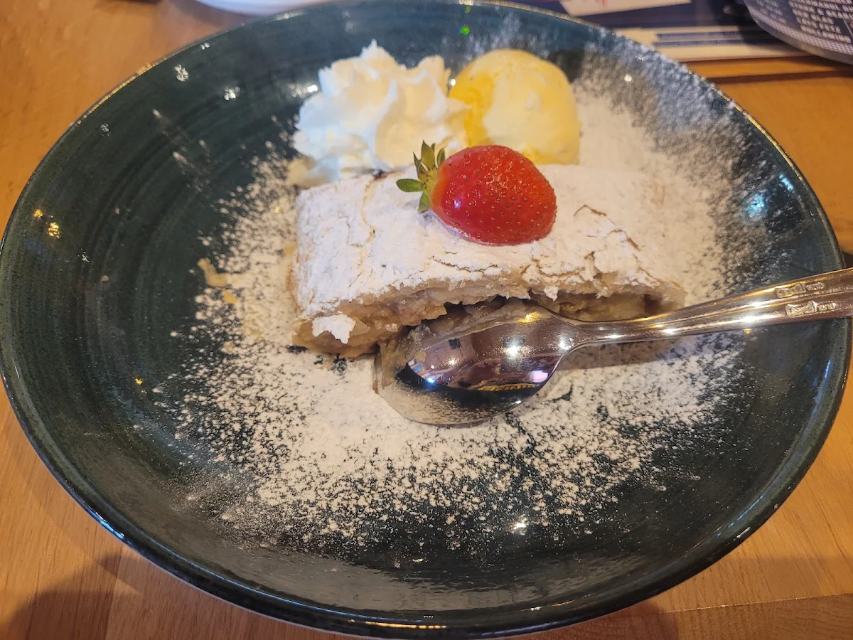 Apfelstrudel Mit Vanille Eis