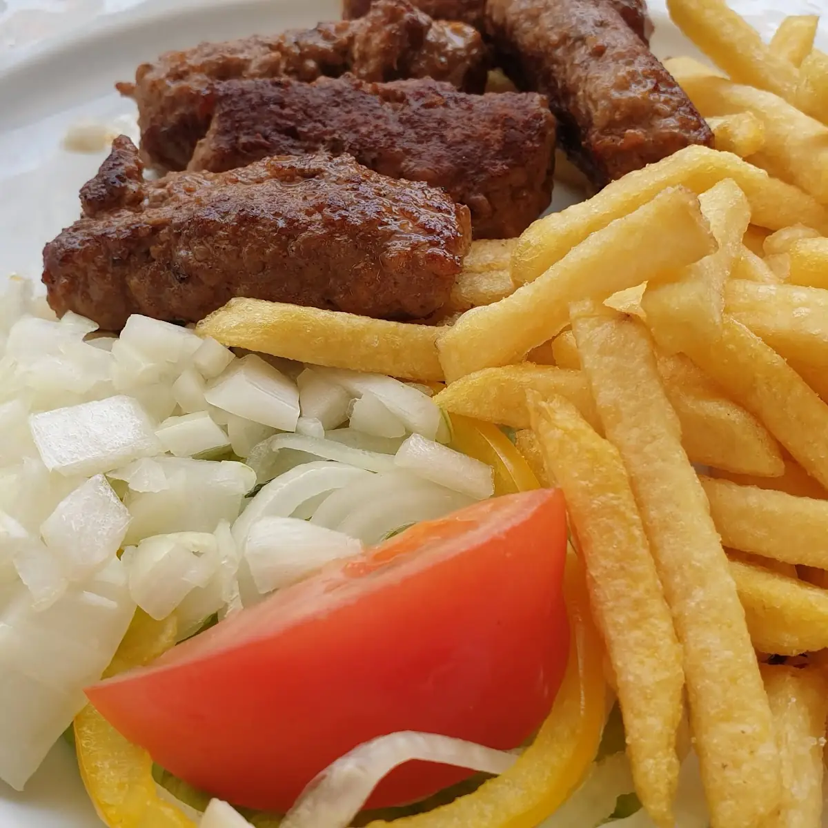 Cevapcici Und Pommes