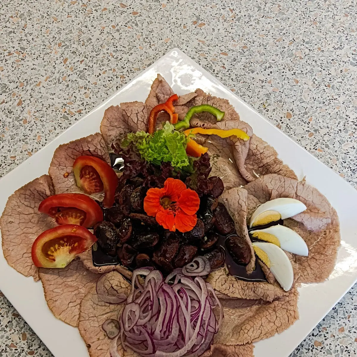 Saures Rindfleisch Mit Käferbohnen