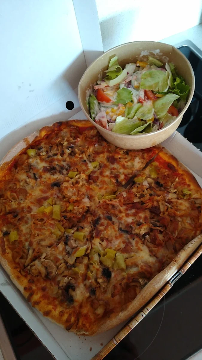Hauspizza Mit Knoblauch Und Salat