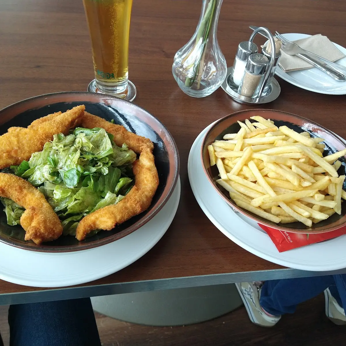 Backhendl Salat Mit Pommes Frites