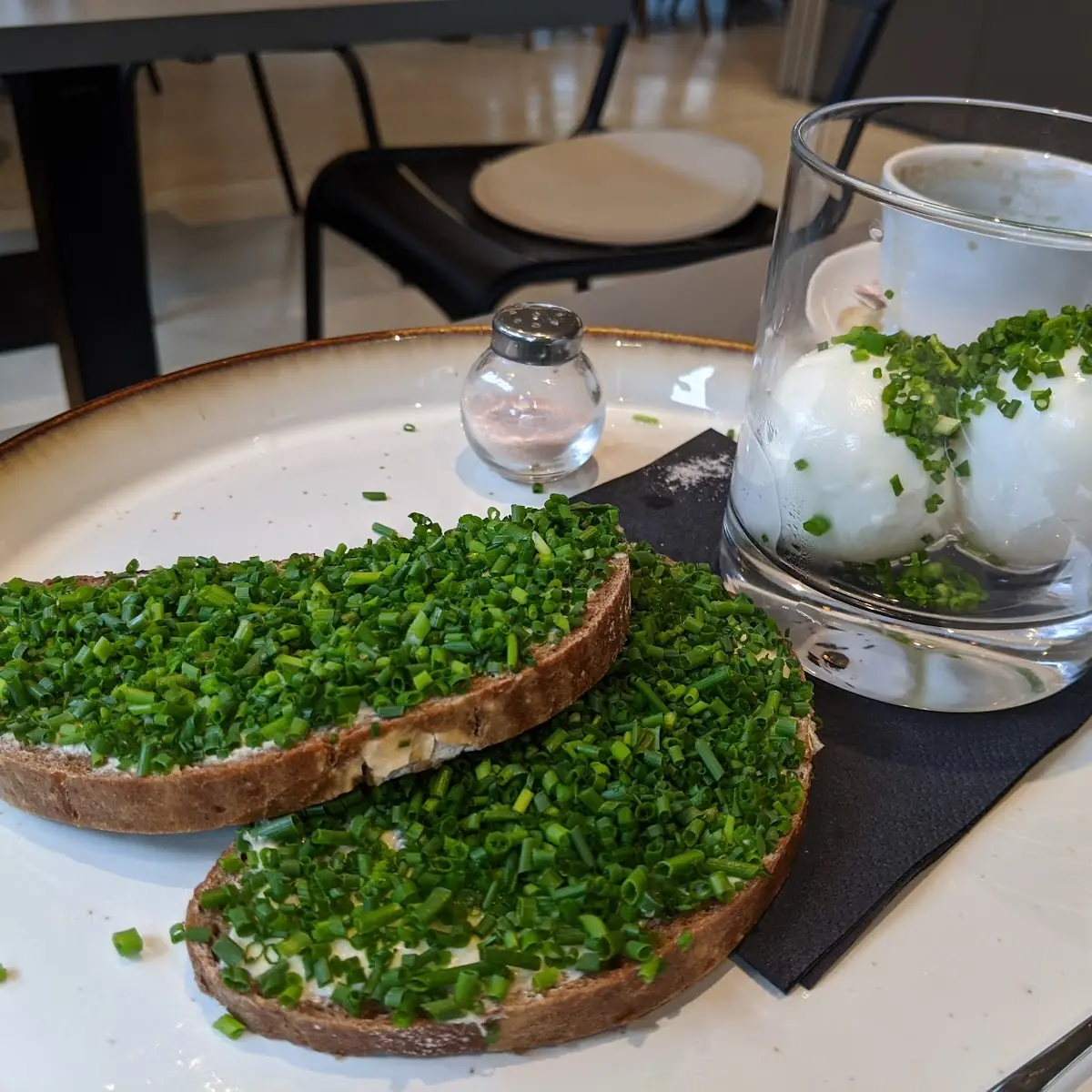 Schnittlauchbrot Und Zwei Eier Im Glas
