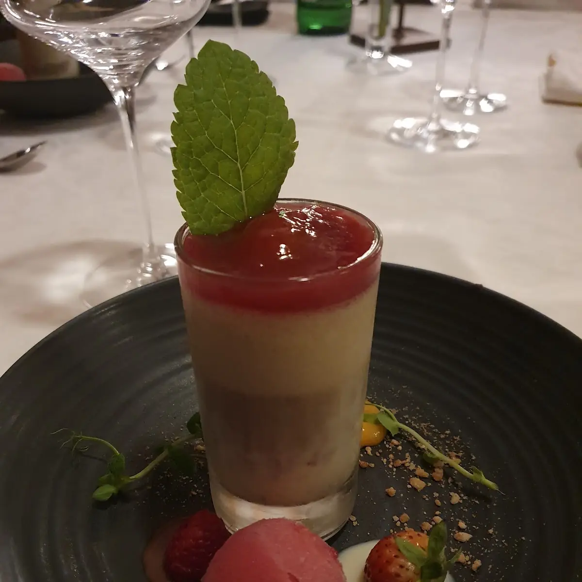 Sorbet Von Der Himbeere Mousse Von Weißer Schokolade Kürbiskermousse