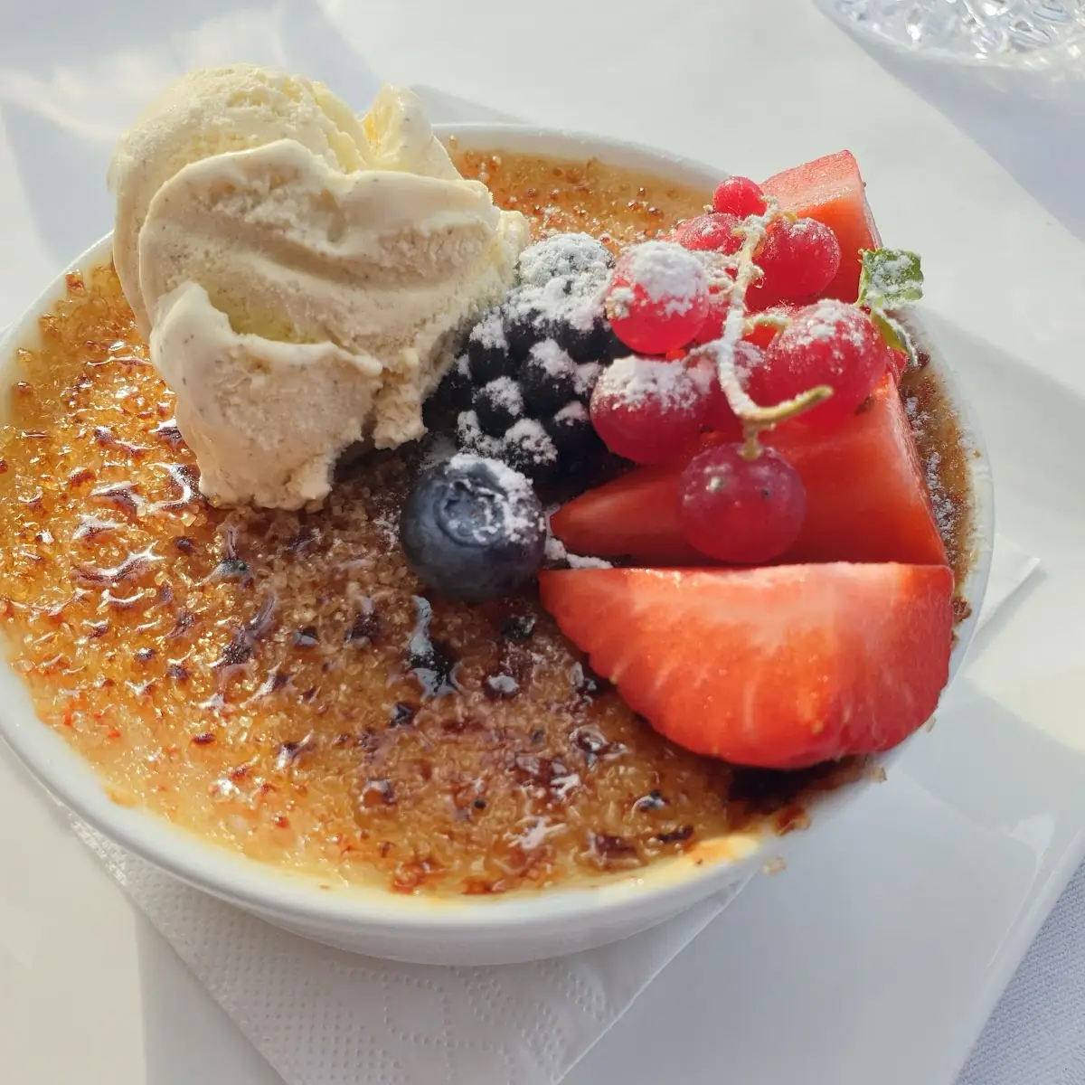 Creme Brulle Vanille Beeren Eis