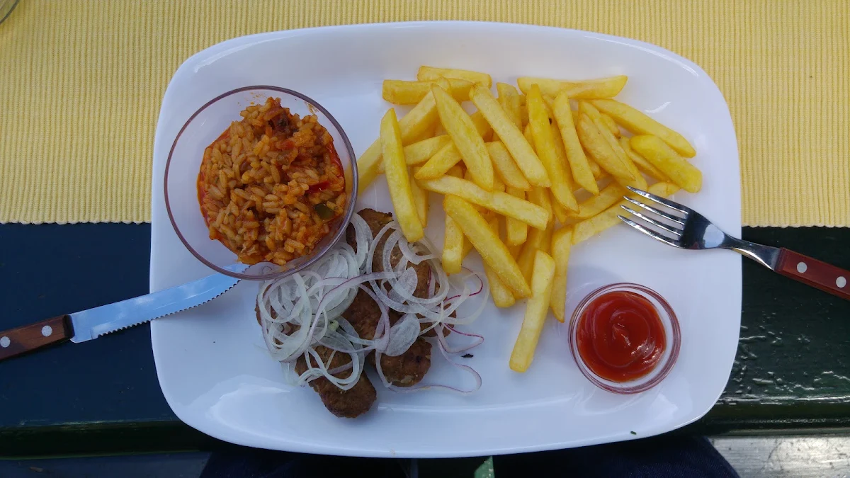 Cevapcici Mit Pommes Und Tomatenreis