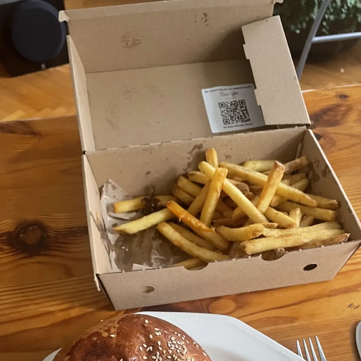 Cheeseburger Mit Pommes