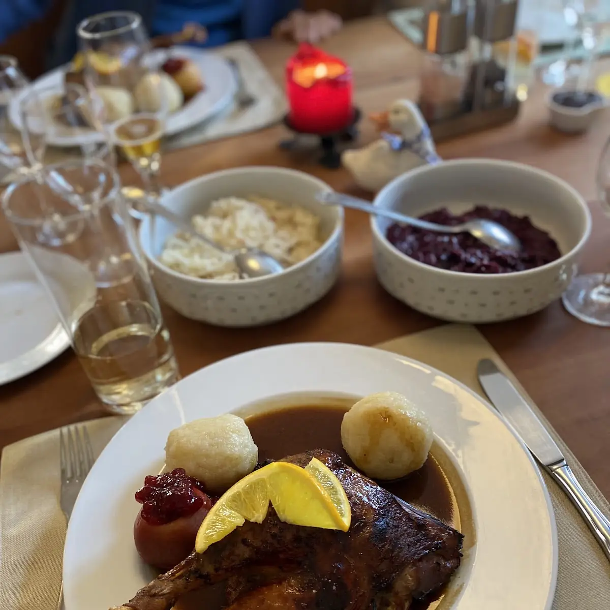 Gansl Mit Kraut Und Erdäpfelknödel