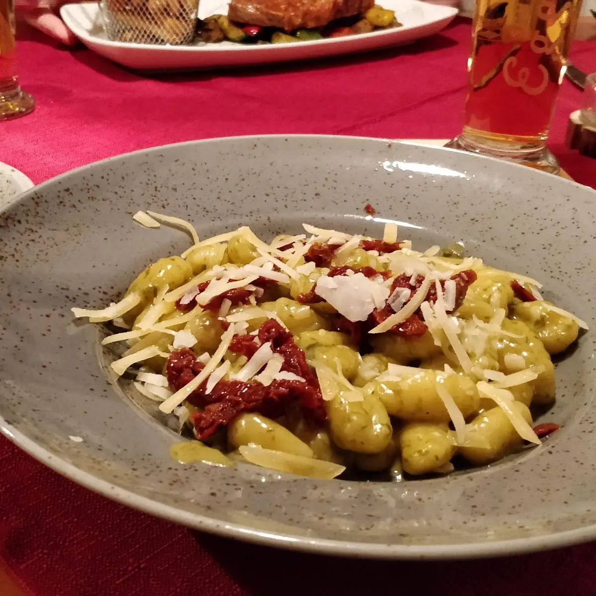 Bärlauchgnocchi Mit Getrockneten Tomaten Und Frischem Blattsalat