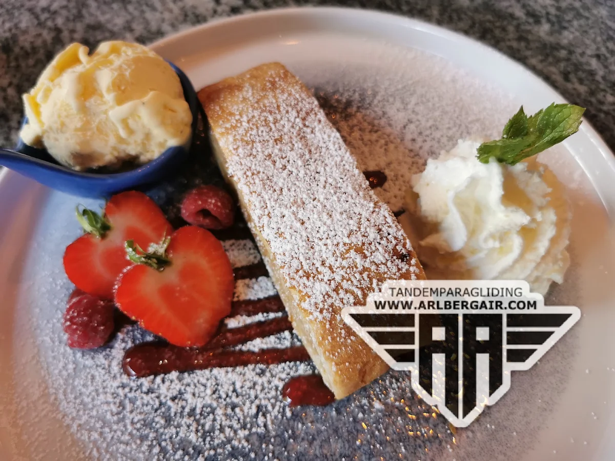 Apfelstrudel Mit Vanilleeis