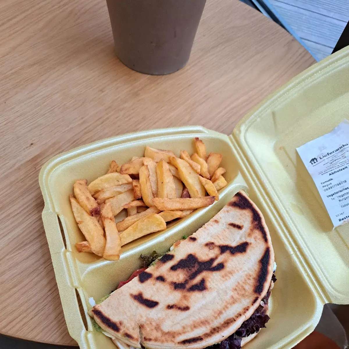 Halloumi-burger Mit Hausgemachte Pommes