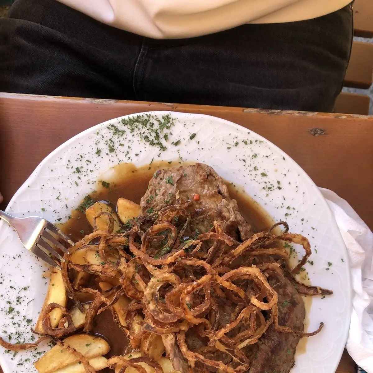 Manzo Con Patate E Cipolle Fritte