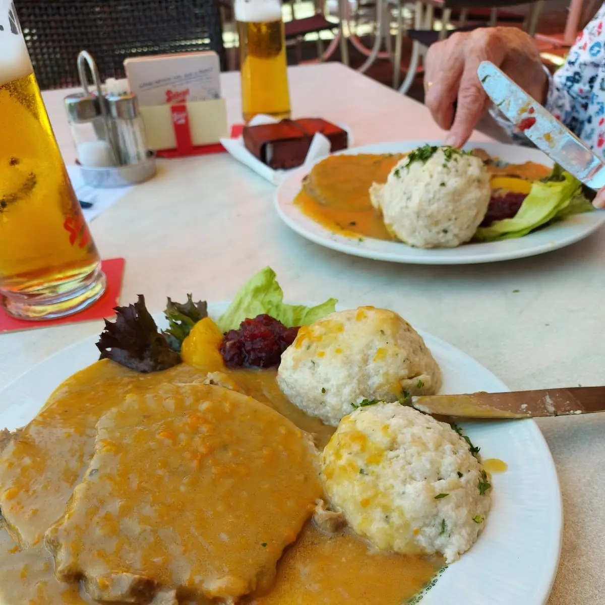 Rinderbraten In Wurzelsauce Und Semmelknödel