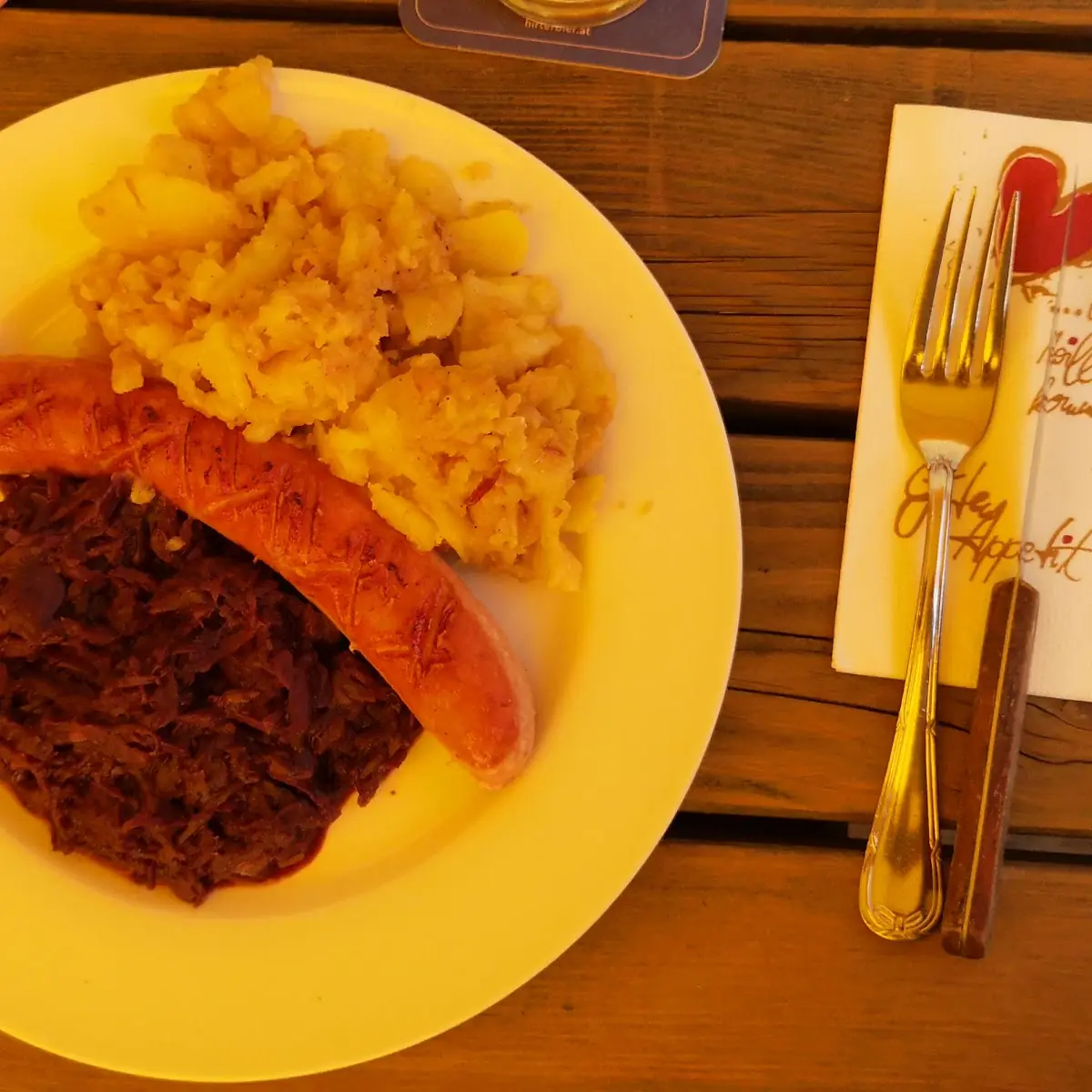 Brotwurst Mit Rostcartoffen Und Blaukraut