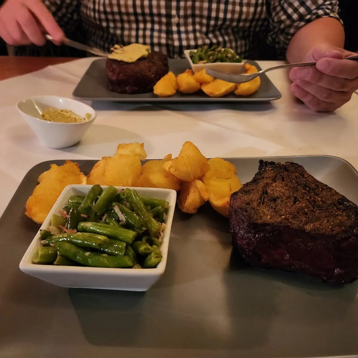 Filetsteak Mit Speckfisolen Und Bratkartoffeln Kräuterbutter
